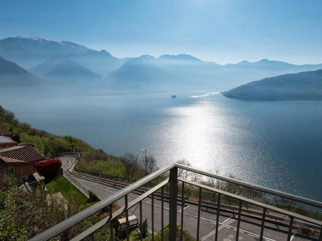 Słoneczna panorama jeziora Iseo