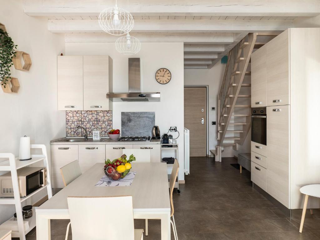 Wyposażona kuchnia apartamentu