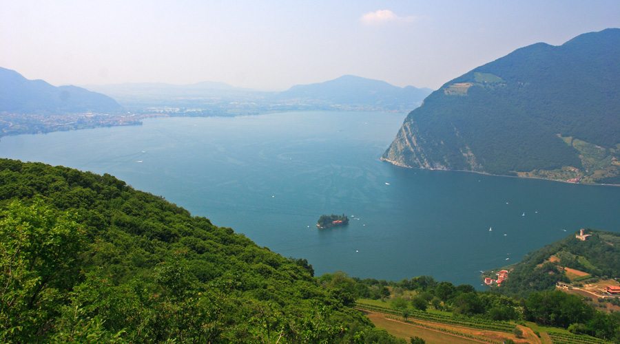 Panorama jeziora Iseo widziana z Monte Isola