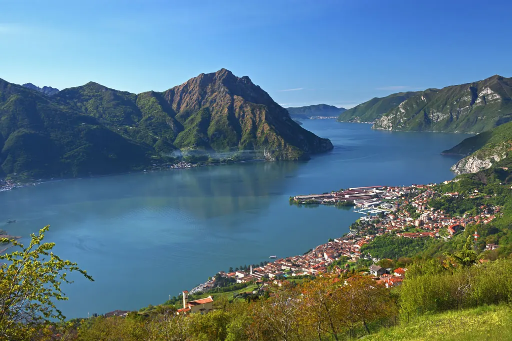 Lovere nad jeziorem Iseo widziane z góry